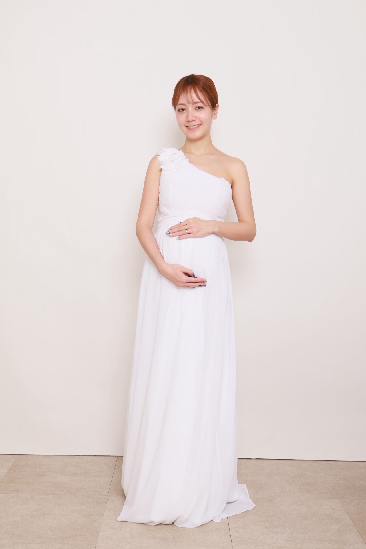ホワイトのドレスを着たマタニティ